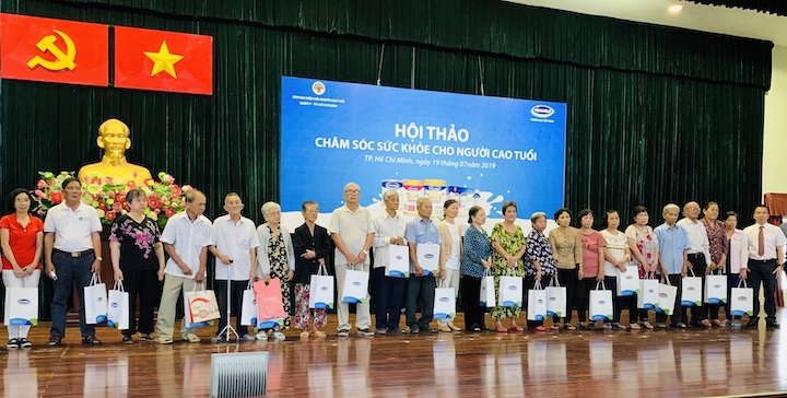 Vinamilk[-]tổ[-]chức[-]nhiều[-]hoạt[-]động[-]ý[-]nghĩa[-]cho[-]người[-]cao[-]tuổi[-]trên[-]cả[-]nước[-]